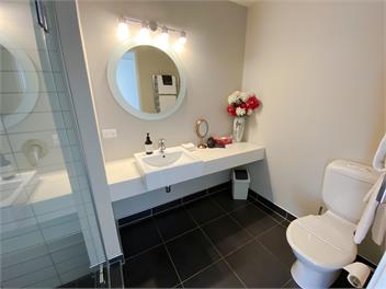 Luxury Waterfront Dockside Apartment - Picton
