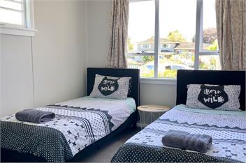 Large Sunny Home Close to It All - Relax & Explore - Nelson