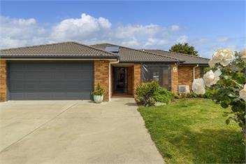 A Beach Hive at Papamoa Beach - 4 bedrooms - Tauraga