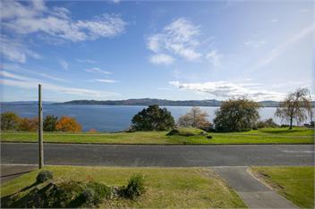 Spacious Lakefront Escape - Taupo