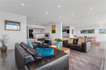 Linger Lakeside - Luxury Home above the Lake - Taupo