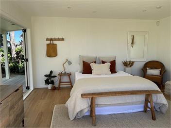 Matarangi Beach Retreat - 5 bdrms, walk to beach, outdoor bath & shower! - Matarangi