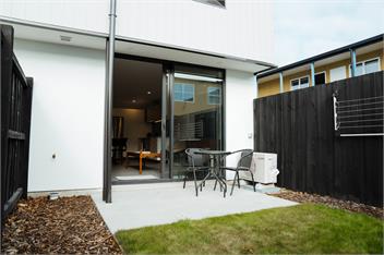 New townhouse, heart of city centre, 2 bed 2 bath, car park. - Christchurch