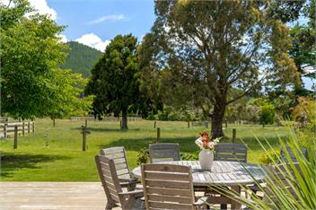 The Grass is Greener Getaway - Private Hot Tub - Whangamata