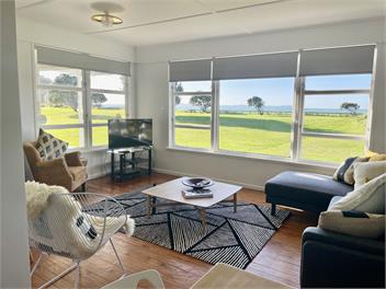 LOCATION! LOCATION! ...EPIC Beach Front Bach - Northland