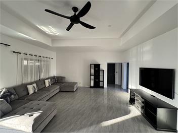 Runway Retreat by the Mountains - Nikao