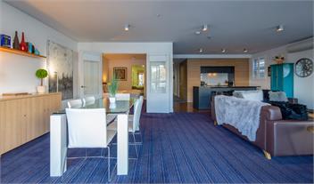 Queenstown Lakefront – 2BR Apt, Balcony & Parking - Queenstown