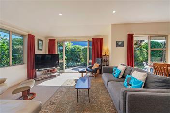 Casa Bella - Nelson City Holiday Home - The Wood, Nelson