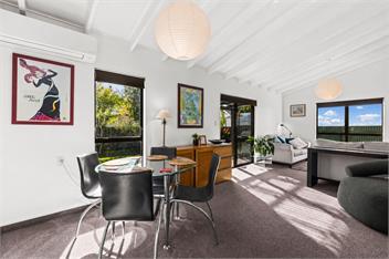 Village Apartment, just steps from centre of town - Hastings
