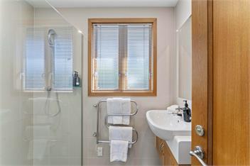 Omaio - TAUPO - Indoor Heated Pool, Spa Pool, Cinema Room, Lake Views - Taupo