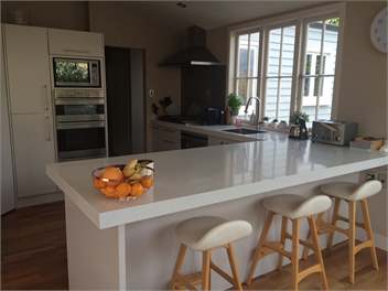 Entertainers delight close to beach - Auckland