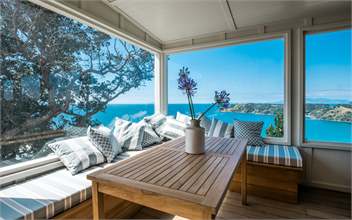 ONETANGI BELLE : Coast and Country - Waiheke Island, Auckland
