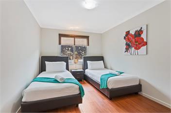 Large Home with Privacy and Views, Sleeps 12 - Melbourne