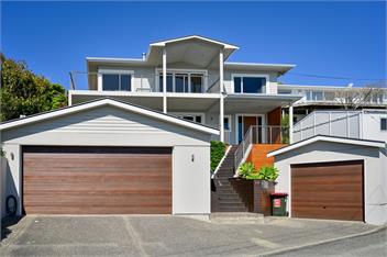 Seascape Villa - Nelson Waterfront Holiday Home - Nelson