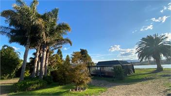 Pahoia Beachfront cabins. Absolute beachfront - Tauranga