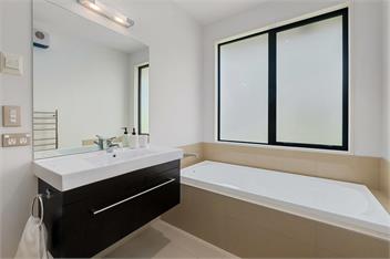 Roys Bay Lodge (Bachcare) - Wanaka