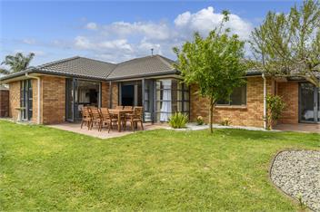 A Beach Hive at Papamoa Beach - 4 bedrooms - Tauraga