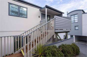 Livin' on Lake Time | Waterfront Accommodation - Queenstown