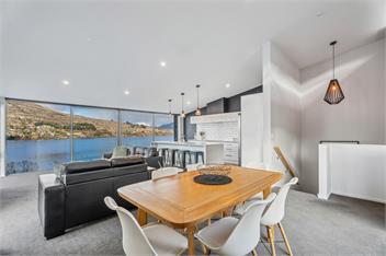 Luxurious Lakefront House with Panoramic Mountain Views - Queenstown