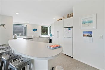 Beachfront Getaway (Bachcare) - Waikanae Beach