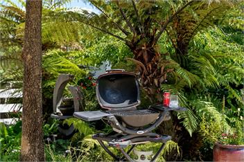 The Grass is Greener Getaway - Private Hot Tub - Whangamata