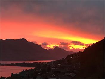 Stunning Lake and Mountain Views - Queenstown