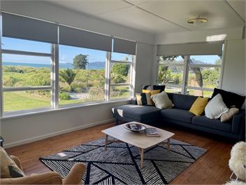 LOCATION! LOCATION! ...EPIC Beach Front Bach - Northland
