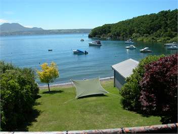 Waterfront Bach, 913 Acacia Bay Road, Taupo - Taupo