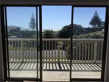'Olde Beach Villa'  Waikanae. A wonderful ocean-view beach house - Waikanae