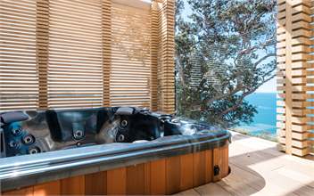 ONETANGI BELLE : Coast and Country - Waiheke Island, Auckland