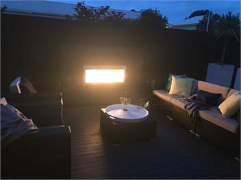 Entertainers delight close to beach - Auckland