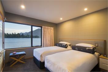 The Bay House - waterfront accommodation with hot tub - Queenstown
