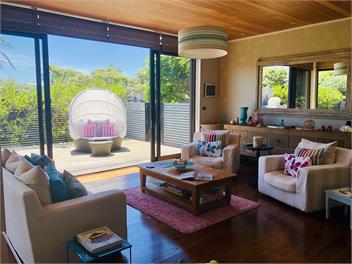 **Omaha Beach- Stylish Sun Filled Luxury Bach** - Auckland
