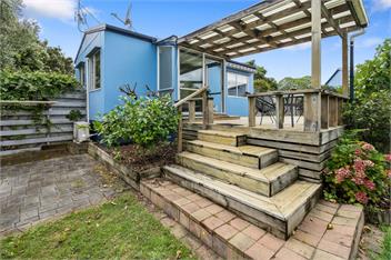 The Wee Blue Bach (Bachcare) - Waikanae Beach