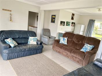 LARGE BACH 500 METRES FROM BEACH - Whangamata