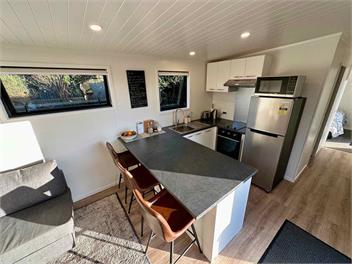 Modern One Bedroom Tiny Home with Full Kitchen - Auckland