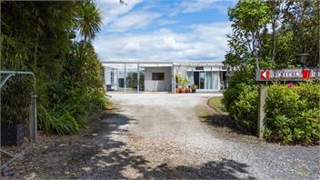 Lake Edge Holiday Home  .  - Rotorua