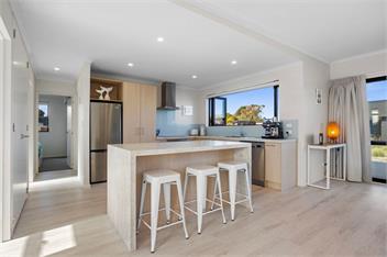 Modern Family Bach (Bachcare) - Waihi