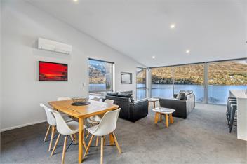 Luxurious Lakefront House with Panoramic Mountain Views - Queenstown