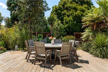 The Grass is Greener Getaway - Private Hot Tub - Whangamata