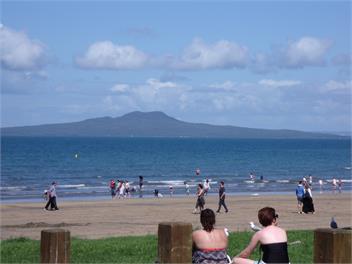 5 Min Walk to Beaches -Village & Shops Sea Views ! - Auckland