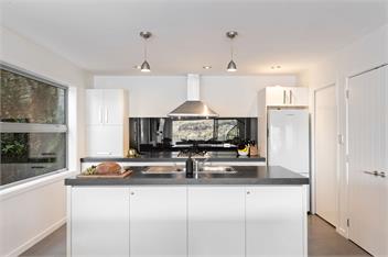 Lake Views on De La Mare Place, 3 BDR, Free Wi-Fi - Queenstown