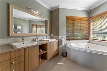 Tauhara Sunrise - Spa pool with Mountain & Lake views! - Taupo