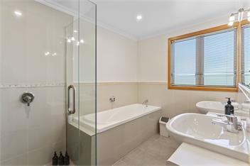 Omaio - TAUPO - Indoor Heated Pool, Spa Pool, Cinema Room, Lake Views - Taupo