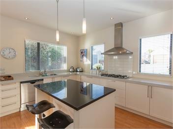 Modern Lake Haven (Bachcare) - Wanaka