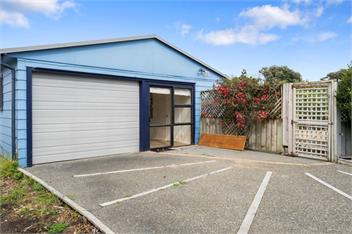 The Wee Blue Bach (Bachcare) - Waikanae Beach