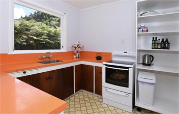 A Much‑Loved Lake Tarawera Family Bach and Jetty – Shared with the Right Guests - Rotorua
