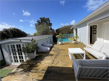 Large Family Pad with Pool! - Auckland