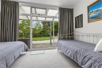 Lake Edge Holiday Home  .  - Rotorua