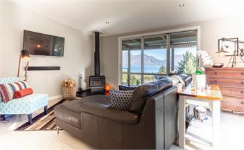 Private Cottage with Hot Tub & Amazing Lake Views - Queenstown